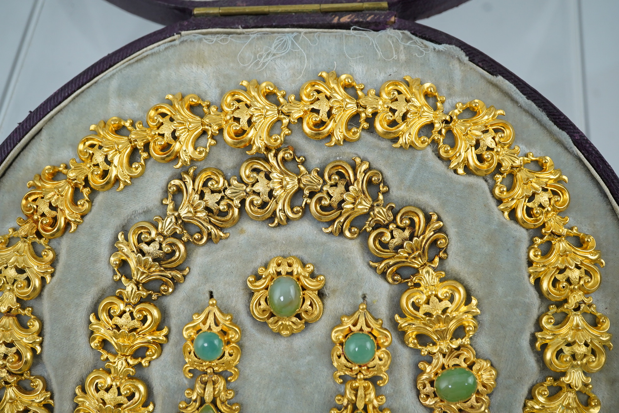 An early Victorian gold and cabochon chrysoprase? cluster set parure